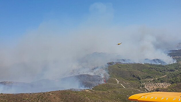Turecká hasičská letadla pomáhají na řeckém ostrově Rhodos s likvidací požárů. (24. července 2023)