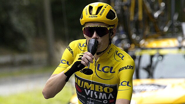 Jonas Vingegaard si pipj ampaskm bhem zvren etapy Tour de France.