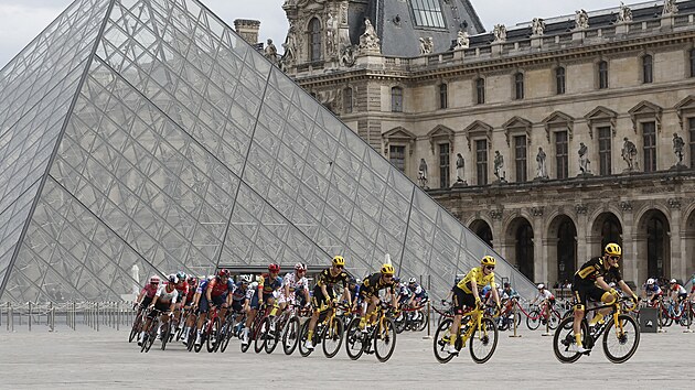 Cyklist projdj bhem zvrenho etapy Tour de France kolem slavnho muzea Louvre.