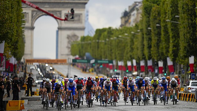 Cyklisté během závěrečné etapy Tour de France projíždějí slavnými ulicemi...