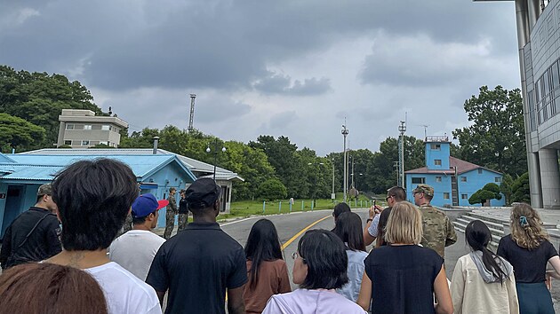 Skupina turist� stoj� u hrani�n� stanice v Pchanmund�omu v demilitarizovan� z�n�. (18. �ervence 2023)