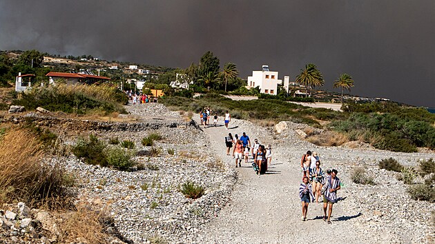 Evakuace turist na eckm ostrov Rhodos (22. ervence 2023)