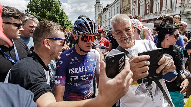 Hlavn hvzdou leton Czech Tour je Chris Froome, mimo jin vtz Tour de France. ada fanouk v Prostjov vyuila pleitosti zskat jeho autogram i se s nm vyfotit.