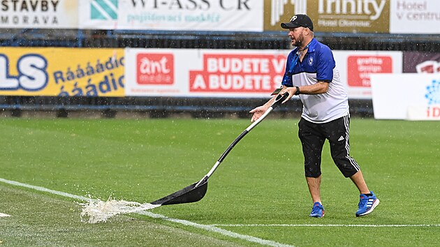 Odklzen vody z hrac plochy na stadionu v Olomouci bhem utkn domc Sigmy proti Karvin
