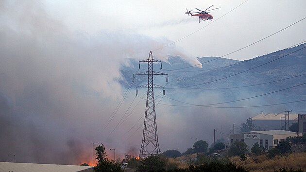 Vrtulnk shazuje vodu na por v industriln zn na pedmst eckho pstavu Volos. (26. ervence 2023)