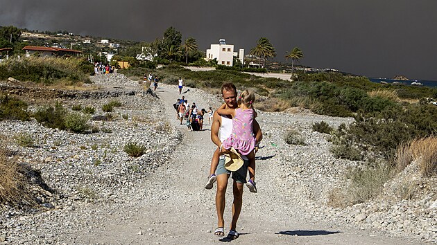 Na eckm ostrov Rhodos ho. Por vyvolal nejvt evakuan operaci v djinch ecka, ped plameny muselo utct na 30 000 lid. (22. ervence 2023)