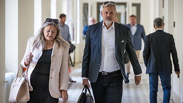 M�stsk� soud v Praze odro�il kauzu kolem spole�nosti J.O. Investment. Mezi ob�alovan�mi z podveden� nejm�n� 3757 lid� a 162 firem se �kodou t�m�� 2,4 miliardy korun je majitel firmy Jakub Ortinsk�. (24. �ervence 2023)