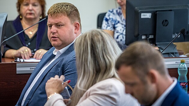 M�stsk� soud v Praze odro�il kauzu kolem spole�nosti J.O. Investment. Mezi ob�alovan�mi z podveden� nejm�n� 3757 lid� a 162 firem se �kodou t�m�� 2,4 miliardy korun je majitel firmy Jakub Ortinsk�. (24. �ervence 2023)