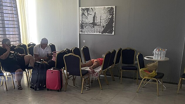 Turist na pory zasaenm Rhodu pespvaj na matracch v nhradnm hotelu. (23. ervence 2023)