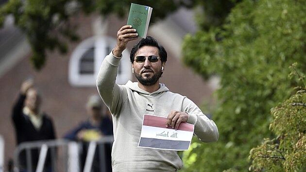 Irck uprchlk Salwan Momika ve Stockholmu bhem protestn akce ped irckou ambasdou poniil korn. vdsko akci povolilo. (20. ervence 2023)