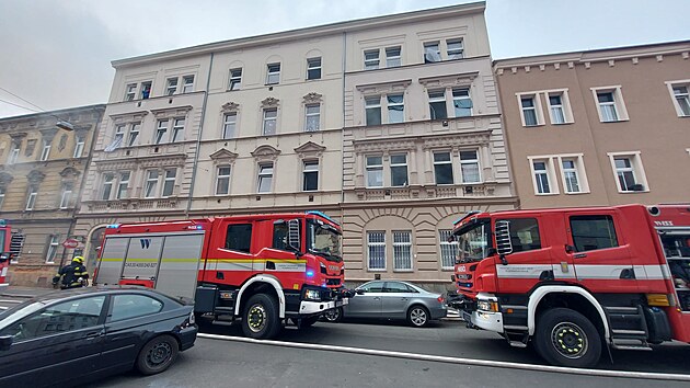 V Plzni na Slovanech hoelo uvnit vnitrobloku. Hasii museli evakuovat destky lid. (27. ervence 2023)