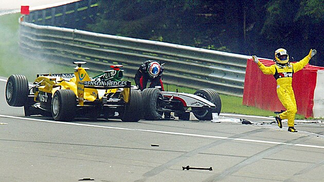 V Eau Rouge, ikonick zatce belgickho okruhu, se v roce 2004 srazili Giorgio Pantano (Jordan-Ford, vpravo) a Gianmaria Bruni z Minardi.