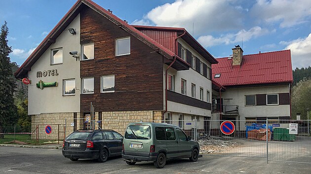 Vala�sk� obec Lide�ko postavila v roce 1990 motorest, kter� nazvala �ertovy sk�ly podle zn�m�ho chr�n�n�ho p��rodn�ho �tvaru pobl�. 