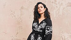 �erné krátké �aty s volány a kontrastní bílou vý�ivkou. Cena 699 K�