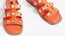 Koené sandály s trendy kovovými nýty, cena 1199 K