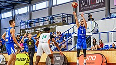 eský basketbalista Viktor Plpán stílí na ko Pobeí slonoviny.