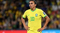Zklamaná brazilská fotbalistka Marta bhem zápasu s Francií.