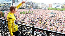 Jonas Vingegaard zdraví z balkónu zapln�né nám�stí v Kodani.