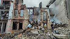 Záchranái pracují na obytné budovy tce pokozené ruským raketovým útokem v...