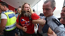 P�ívr�enci dezinformátora Patrika Tu�la v budov� soudu, kde probíhá jednání....