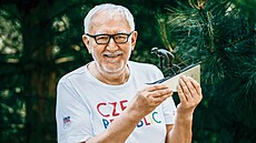 �Medaile se tehdy nedávala, tak�e dostal d�ev�ný stolní kalendá�, � p�ipomíná...