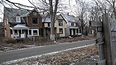 V Detroitu jsou celé opu�t�né �tvrti, a to p�edev�ím v p�ím�stských oblastech....
