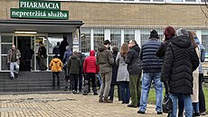 Kde je konec? Léková krize trápí Slovensko dlouho. U v dob viróz stáli lidé...