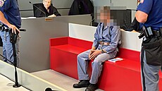 Justiční stráž přivedla před Krajský soud v Olomouci muže obžalovaného z týrání...
