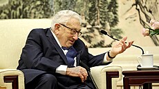 Bývalý americký ministr zahranií Henry Kissinger hovoí bhem setkání s...