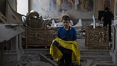 Lidé uklízejí v chrámu Proměnění Páně v ukrajinské Oděse poté, co ho zasáhly...