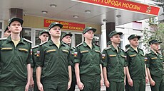 Branci u moskevské náborové kancelá�e p�ed odjezdem na vojenskou slu�bu. (7....