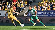 Martin Dostál v souboji o mí� s Albertem Grönbaekem.