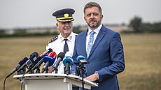 Ministr vnitra Vít Rakuan (STAN) (vpravo) a generální editel Hasiského...