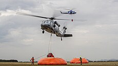 Dynamická ukázka vrtulníku Black Hawk a hasičské záchranné techniky využívané...