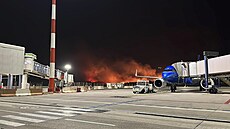 Letiště v Palermu zrušilo kvůli nedalekým požárům 17 odletů a 11 příletů. (25....