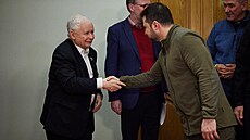 Polský místopedseda vlády Jaroslaw Kaczyski (vlevo) a ukrajinský prezident...