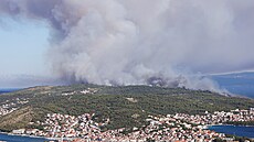 Na chorvatském ostrov iovo propukl rozsáhlý poár. (27. ervence 2023)