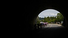 Peloton bhem 19. etapy Tour de France projídí i tunelem.