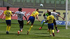 Karvinský zálo�ník Rajmund Miku� (29) p�ekonává zlínského branká�e Stanislava...