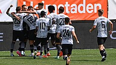 Karvintí fotbalisté se radují ze vstelené branky.