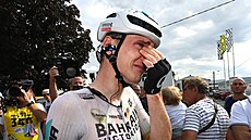 Dojatý slovinský cyklista Matej Mohorič po vítězství v 19. etapě Tour de France