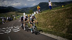 Slovinský cyklista Matej Mohori táhne uprchlé trio jezdc, které zabojuje o...