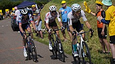 Slovinský cyklista Matej Mohori táhne uprchlé trio jezdc, které zabojuje o...