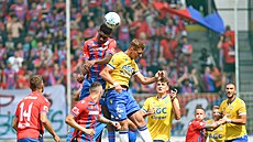 Plzeský útoník Rafiu Durosinmi (vlevo) svádí hlavikový souboj s teplickým...