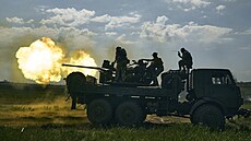 Ukrajinští vojáci střílejí z děla u Bachmutu. (15. května 2023)