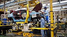 D�lníci staví sedan Roewe v �ínské automobilce v �anghaji.