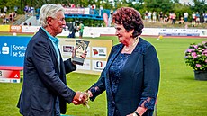 Legendární koula�ka Helena Fibingerová p�evzala na atletickém mistrovství...
