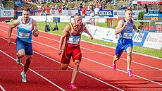 Jan Veleba (uprosted) vítzí ve sprintu na 100 metr na atletickém mistrovství...