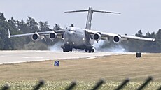 Pílet transportního letounu C-17 americké armády s dodávkou prvních dvou...