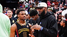 Lep�ího rádce ne� otce LeBrona si Bronny James ani p�át nem��e.